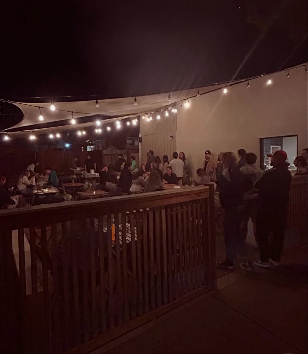 Gemelos: venue atmosphere and patrons