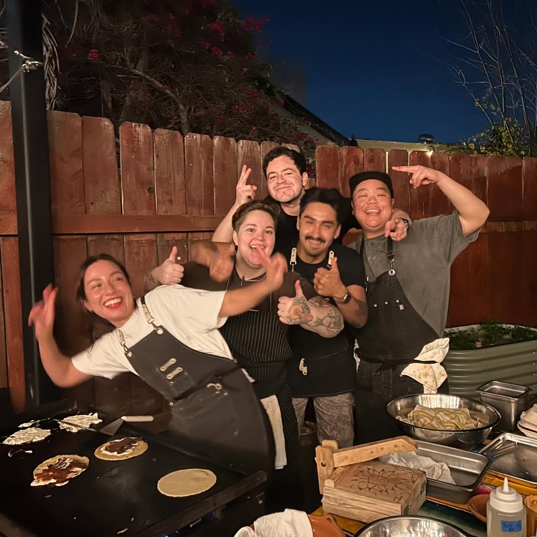 Gemelos: authentic team photo at work