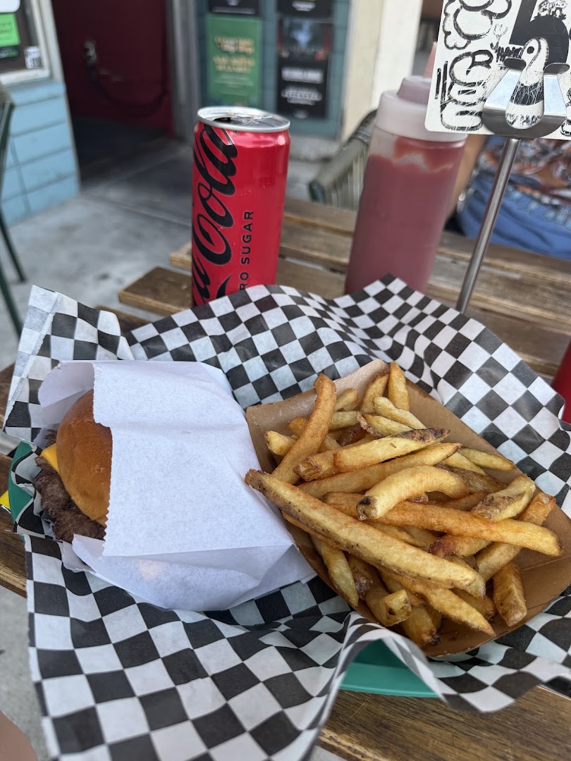 Hayes Burger: appetizing photo of restaurant food