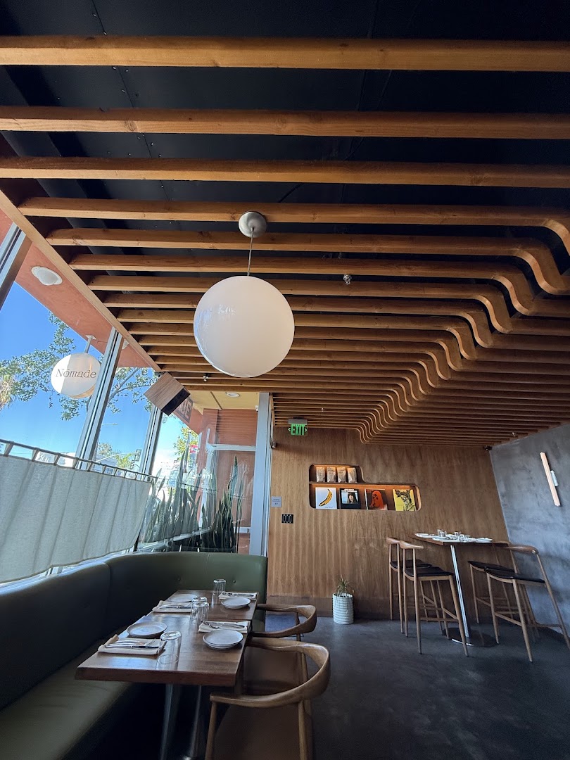 Nomade Tapas & Records: attractive interior and inviting atmosphere