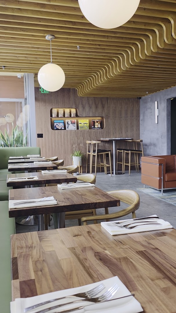 Nomade Tapas & Records: inviting and professional interior shot