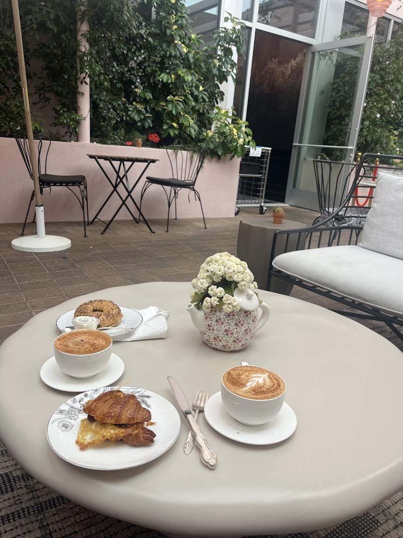 Paradis: appealing breakfast setting and atmosphere