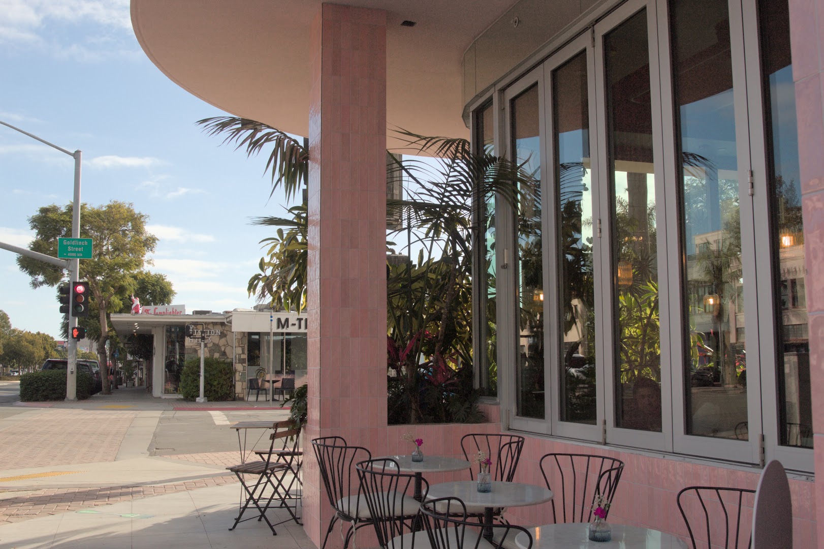 Paradis: clear view of restaurant exterior