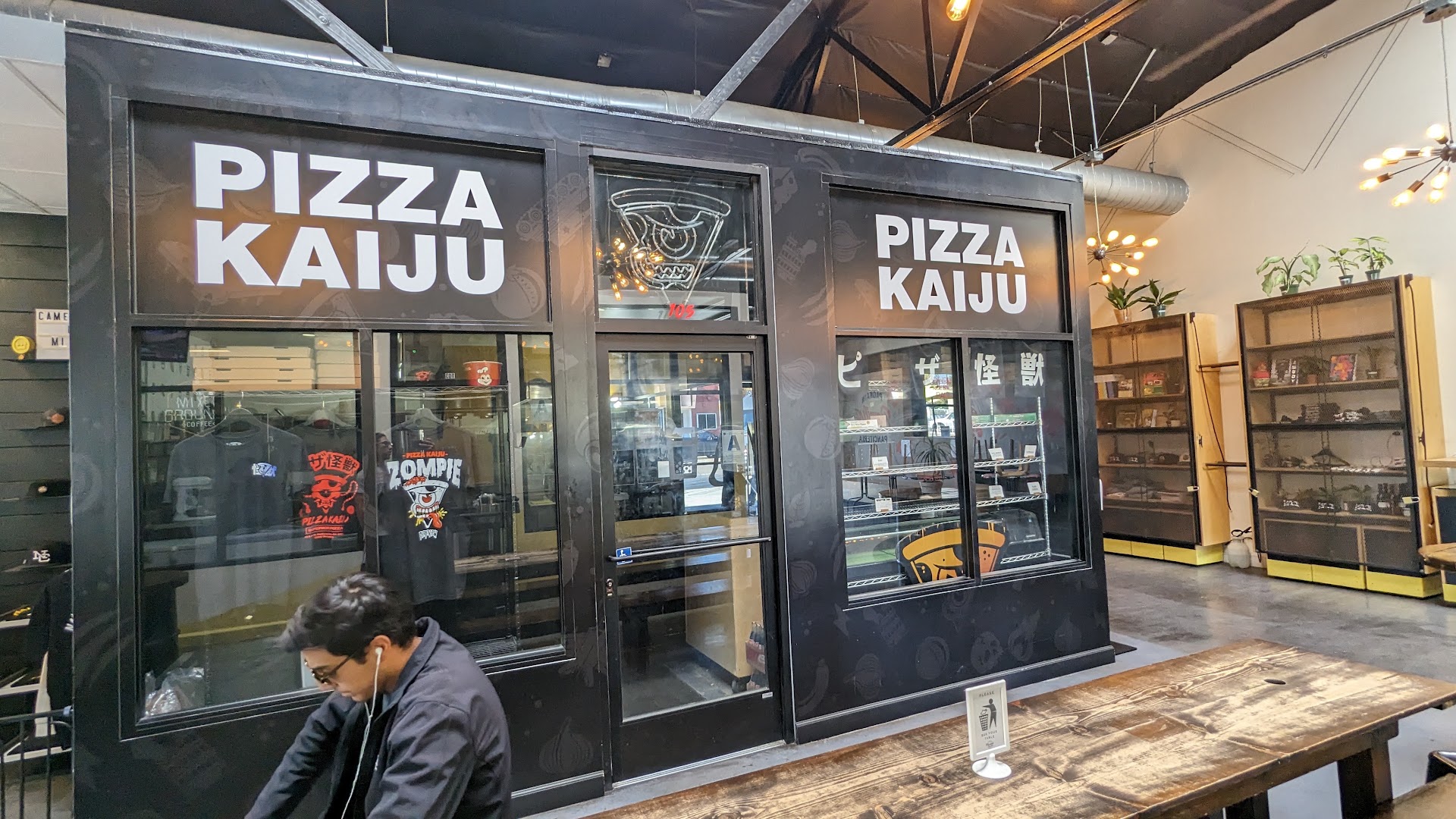 Pizza Kaiju: clear photo of restaurant interior