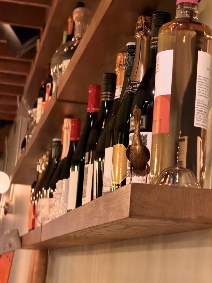 Rumi: attractive, high-quality bar shelf display