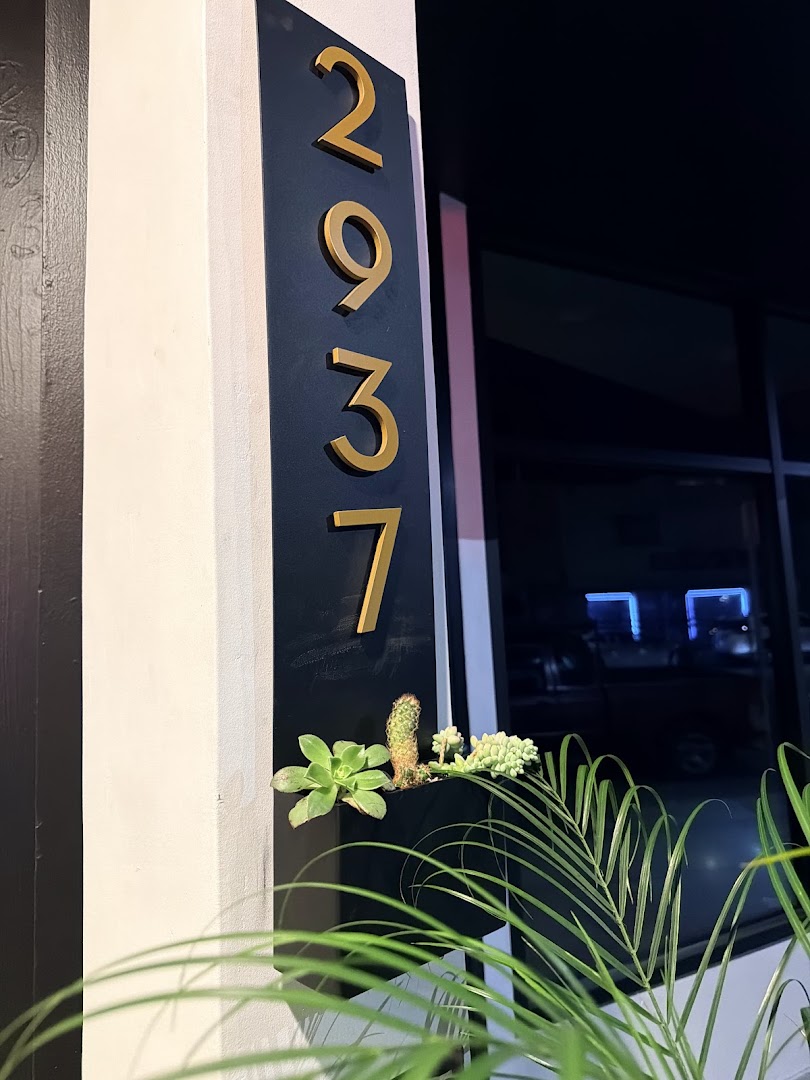 Rumi: attractive and professional exterior signage