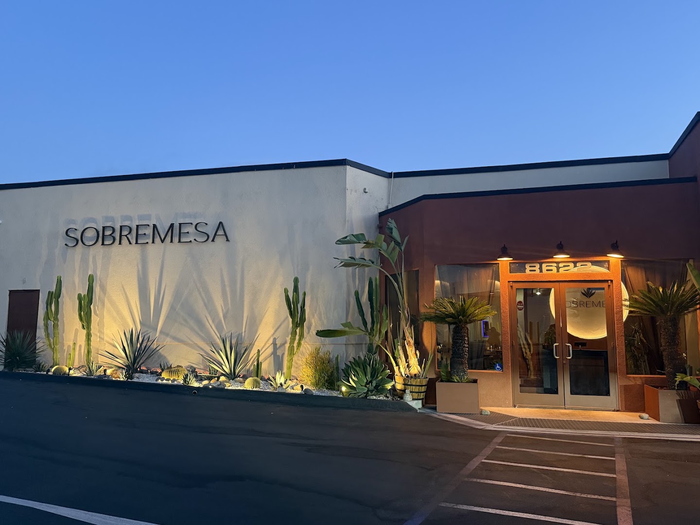 Sobremesa: professional exterior shot of venue