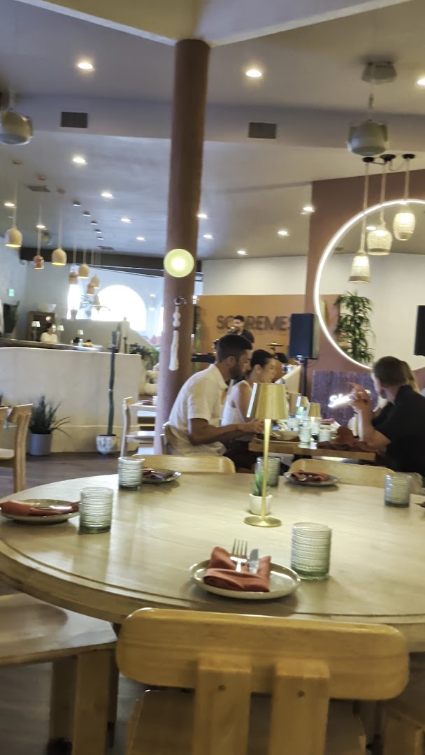 Sobremesa: inviting restaurant atmosphere