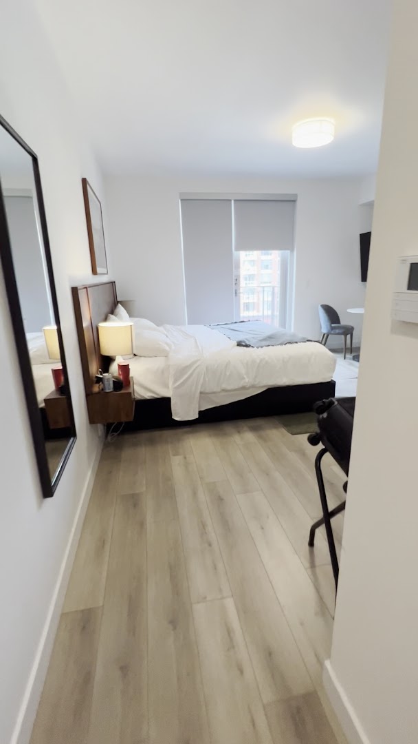 The Margot Hotel: clean and professional hotel room