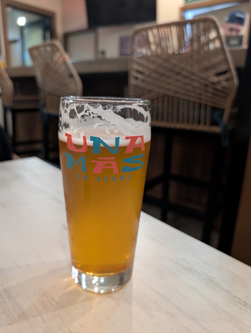 Una Mas: clear photo of branded drink