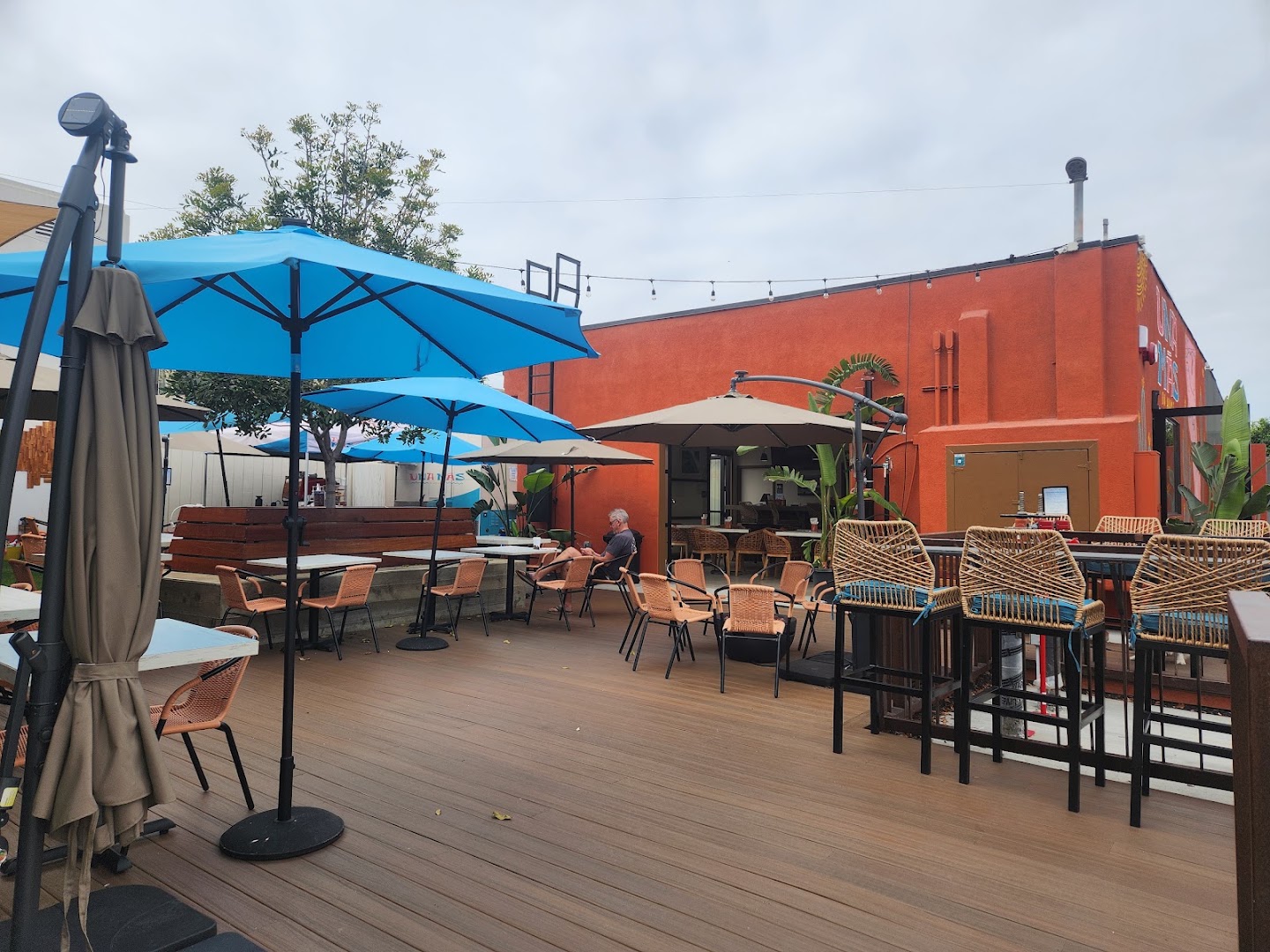 Una Mas: clear photo of restaurant terrace