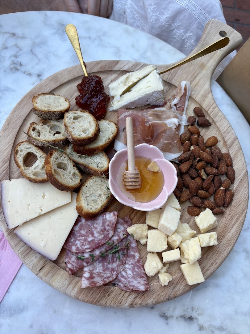 Wine Girl: appetizing, high-quality food photography