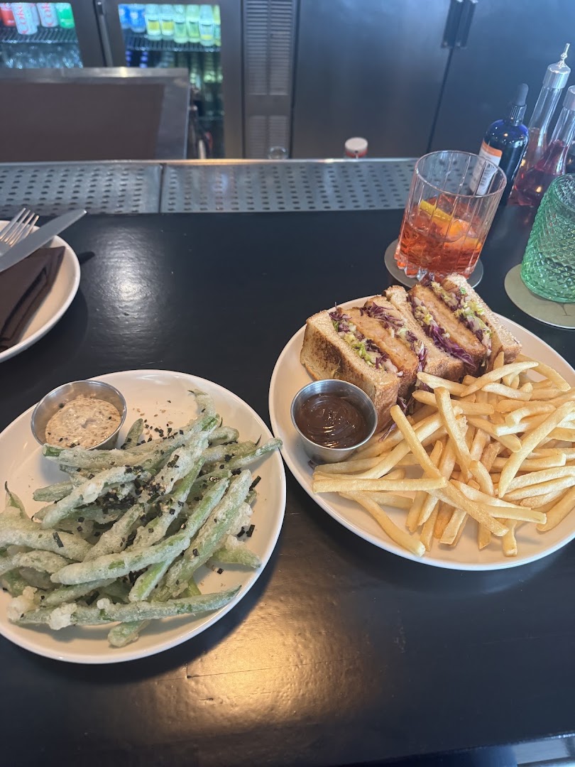 Bar Esper: appetizing food and drink presentation