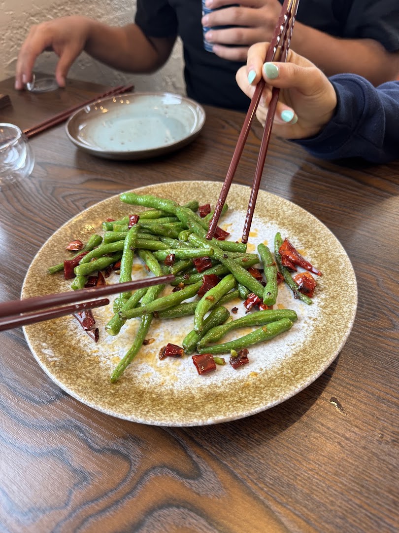 Dumpling Patio: appetizing food photo with action