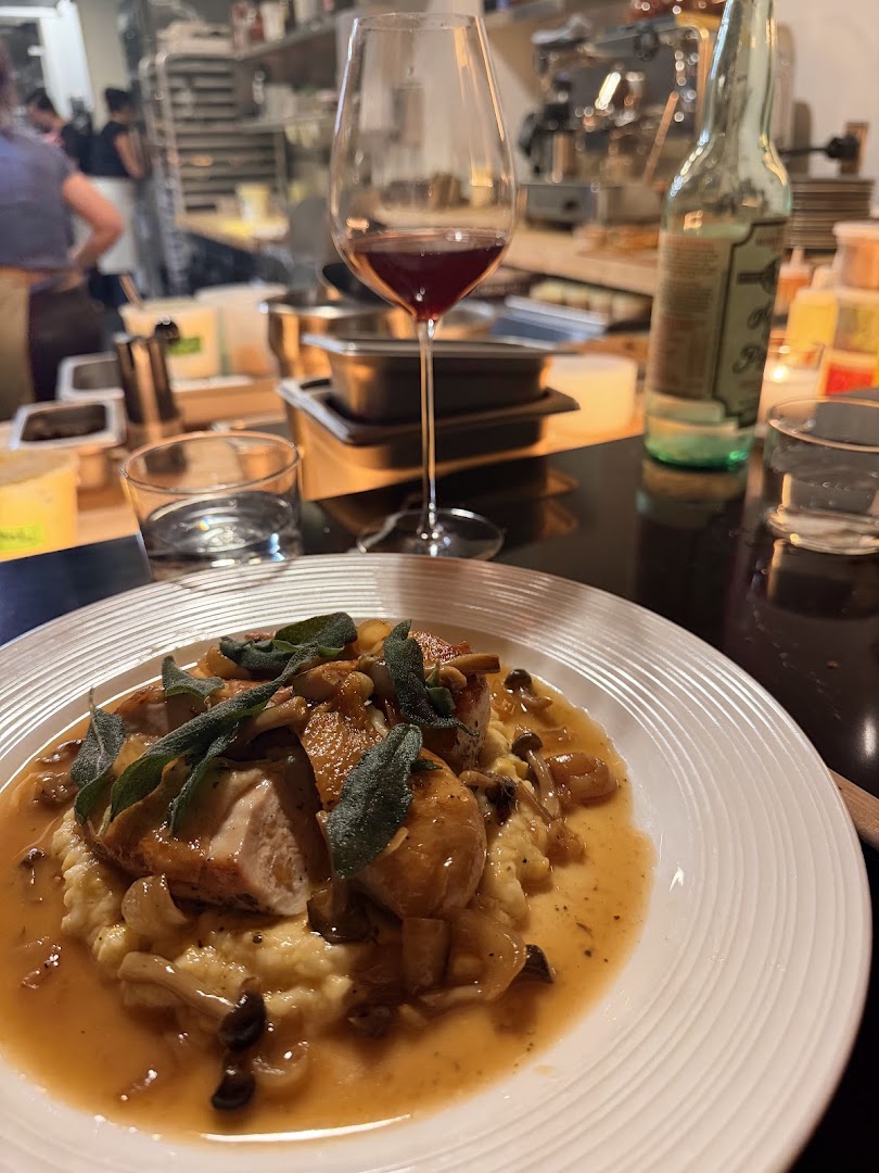 Esme: appetizing food photography in restaurant setting