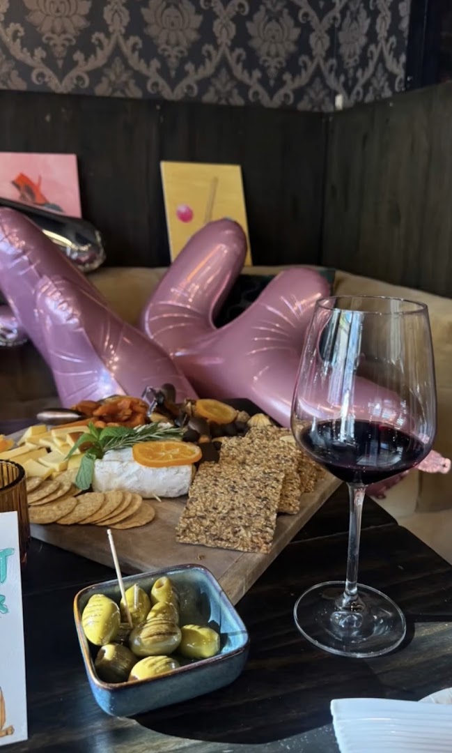 Flying Figs: appetizing food and drink presentation