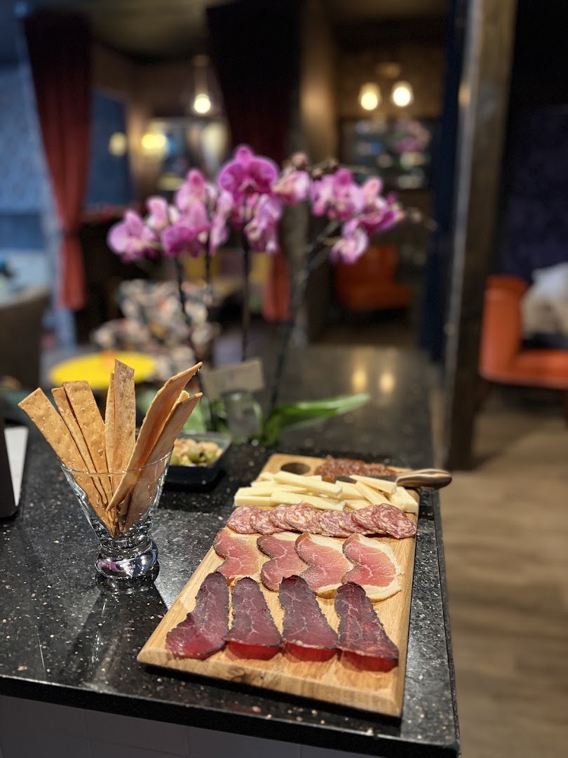 Flying Figs: appetizing food photo with atmosphere