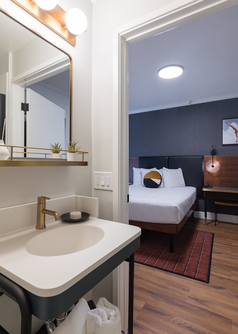 Hotel Stratford: clean, professional hotel room photo