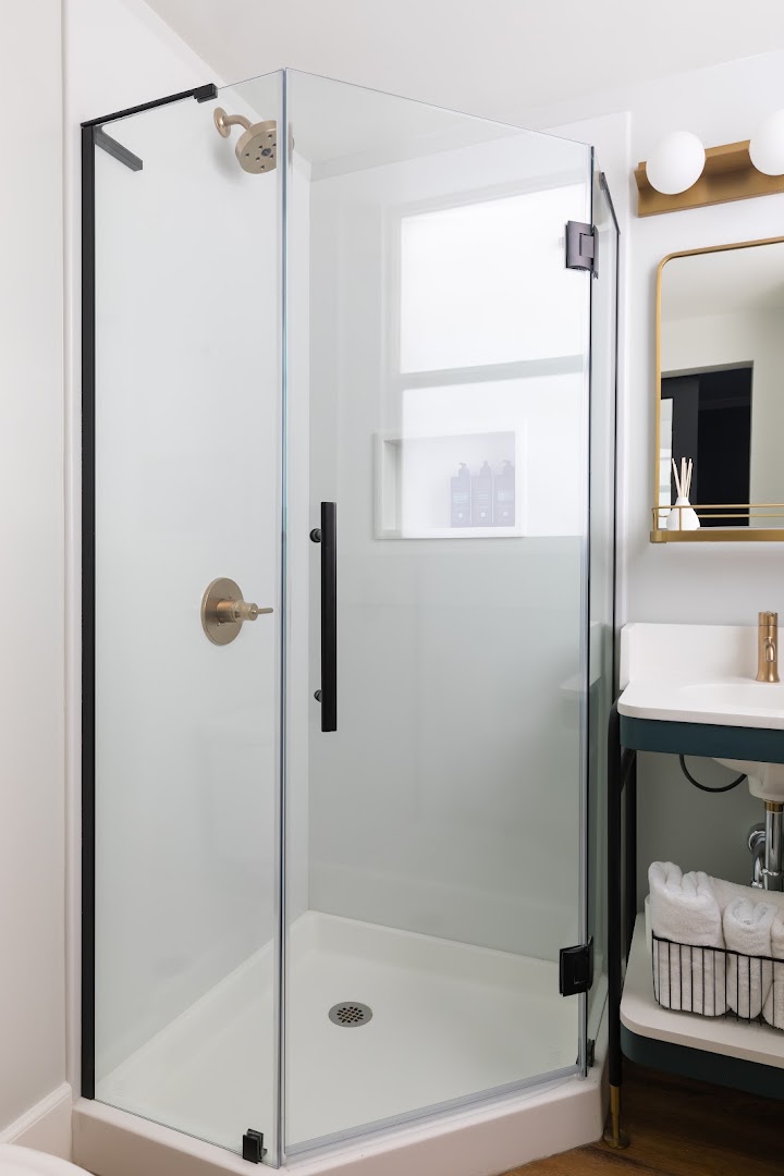 Hotel Stratford: clean professional hotel bathroom photo