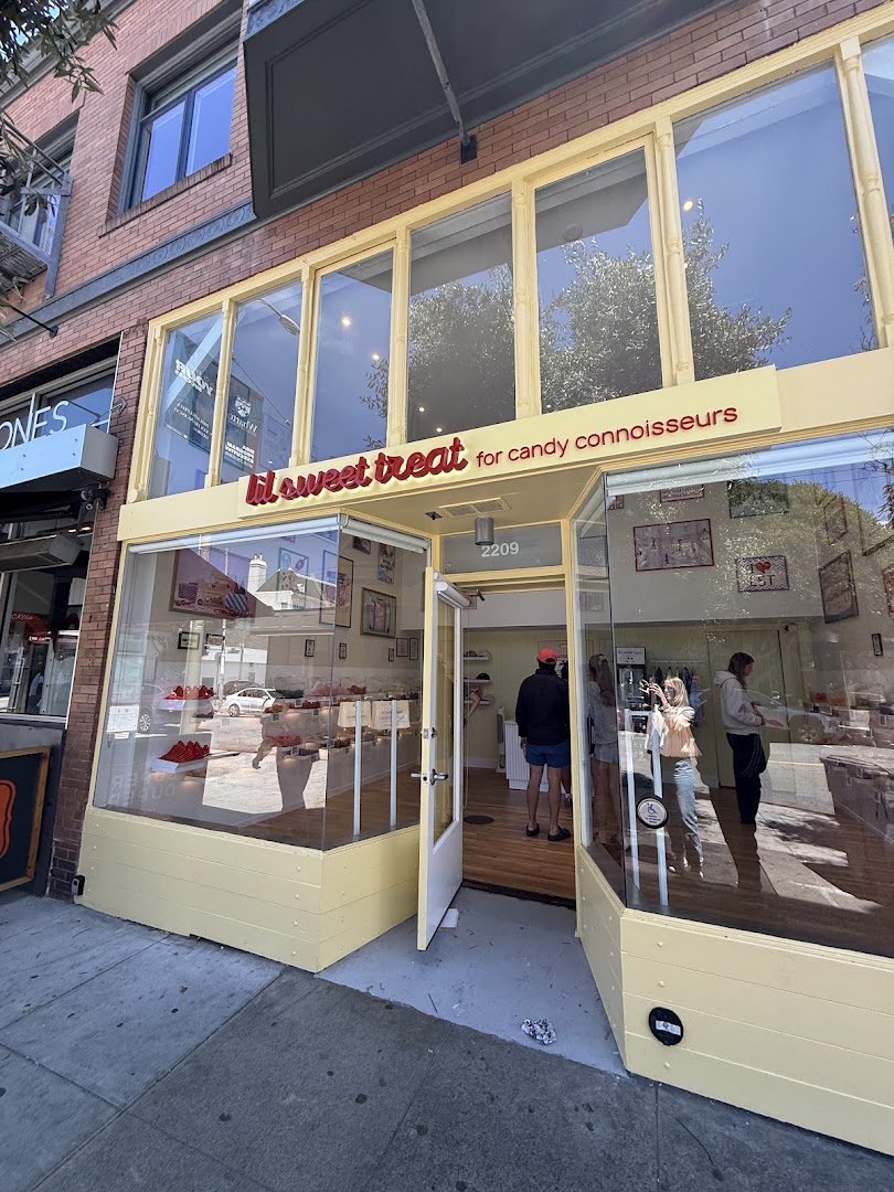 Lil Sweet Treat: clear, inviting storefront photo