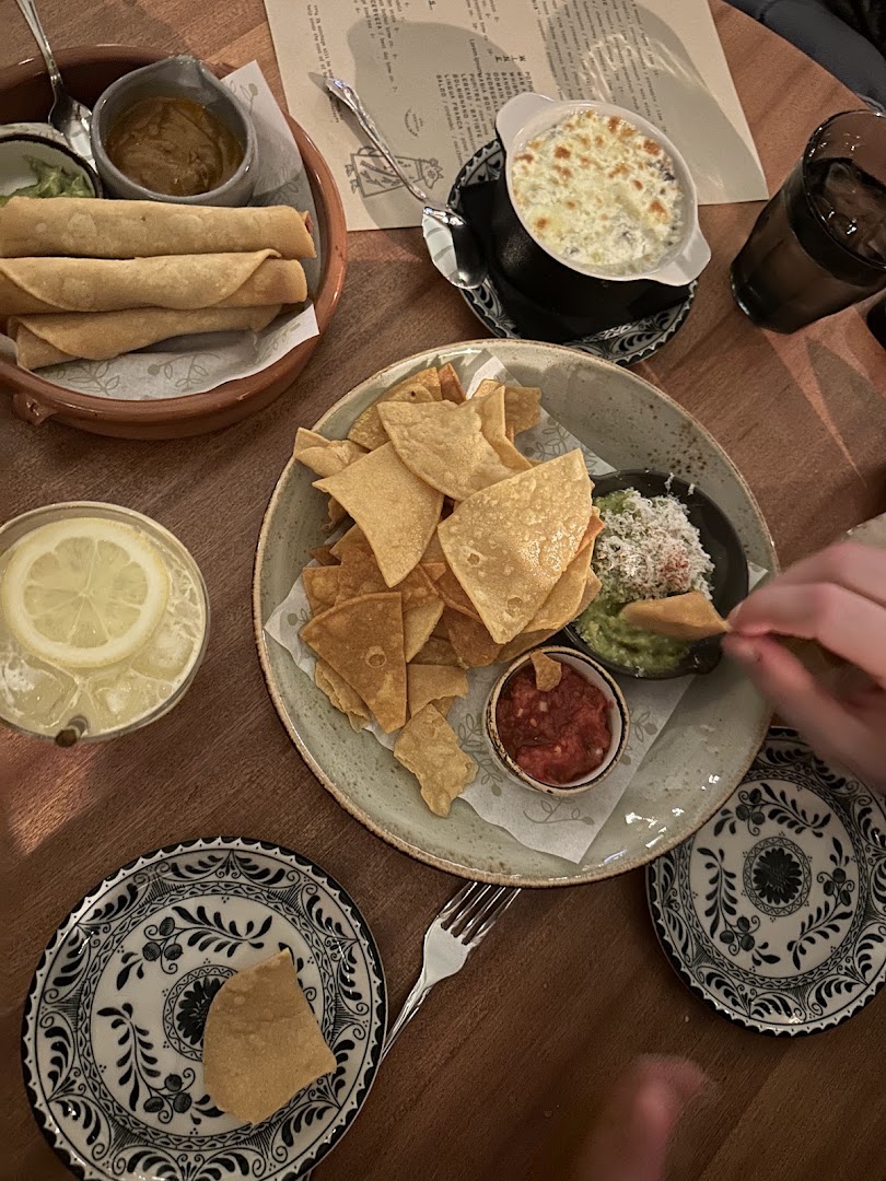 Lobalita: appetizing food and drink presentation