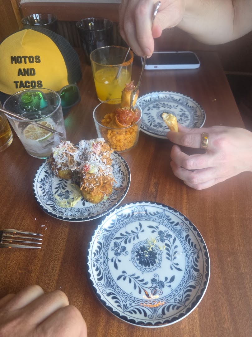 Lobalita: appetizing food and drink presentation