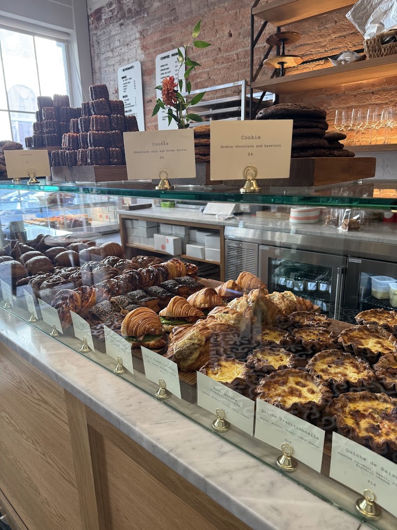 Maison Nico: appetizing display of fresh pastries