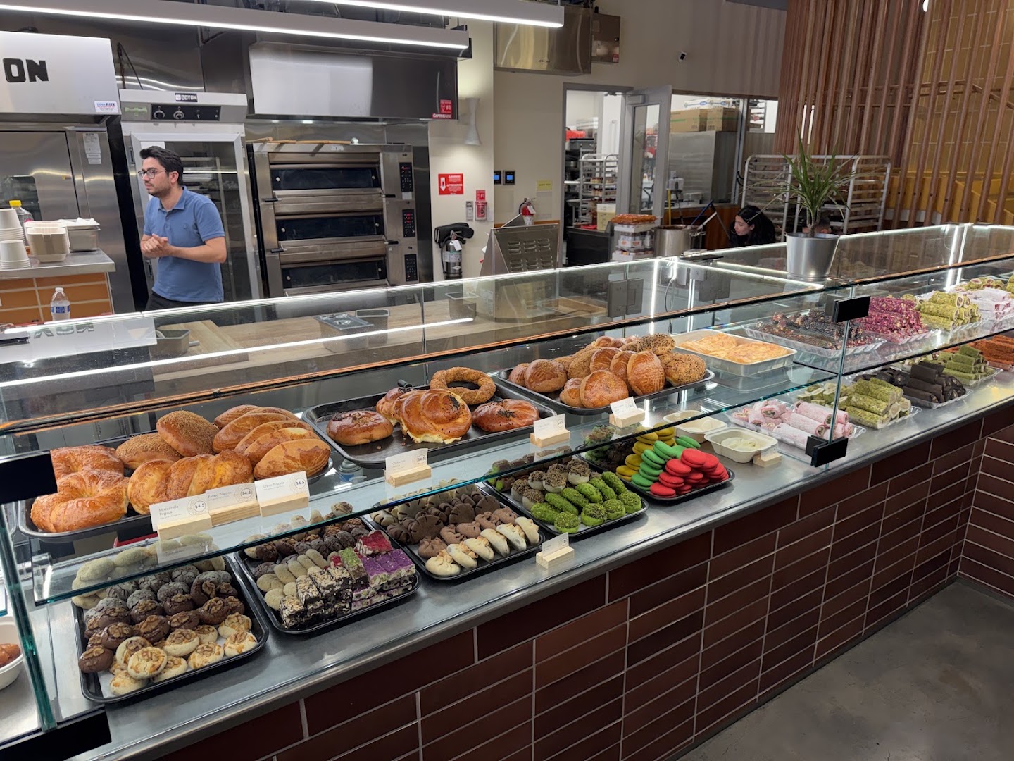 Oklava Cafe: clear display of fresh products