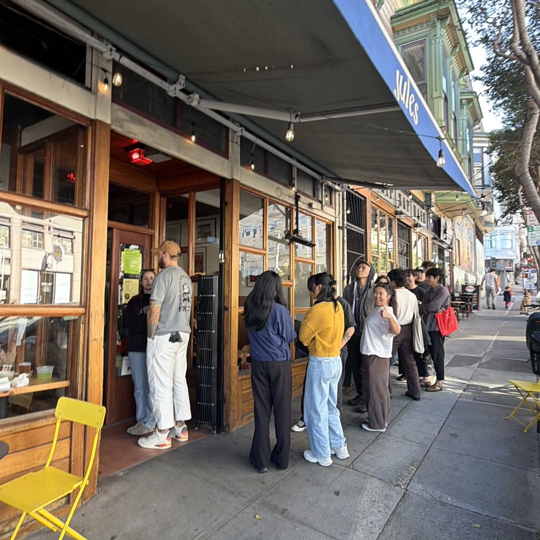 Outta Sight Pizza: popular, lively restaurant exterior