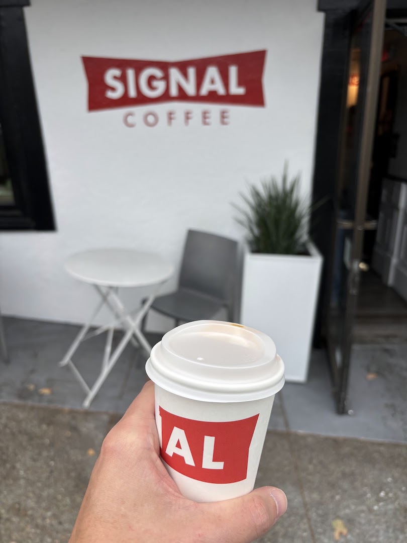 Signal Coffee: clear branding and inviting atmosphere