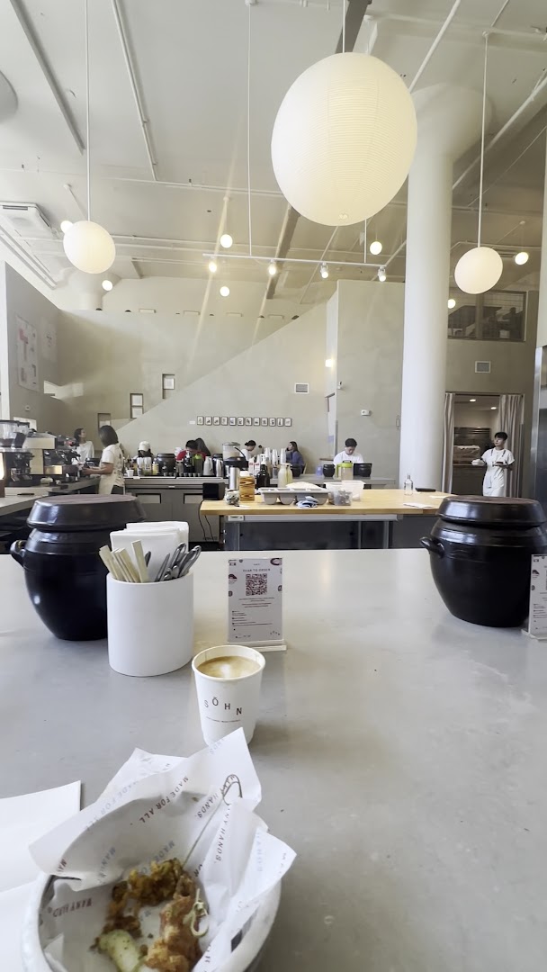 Sohn: clear, inviting interior atmosphere shot