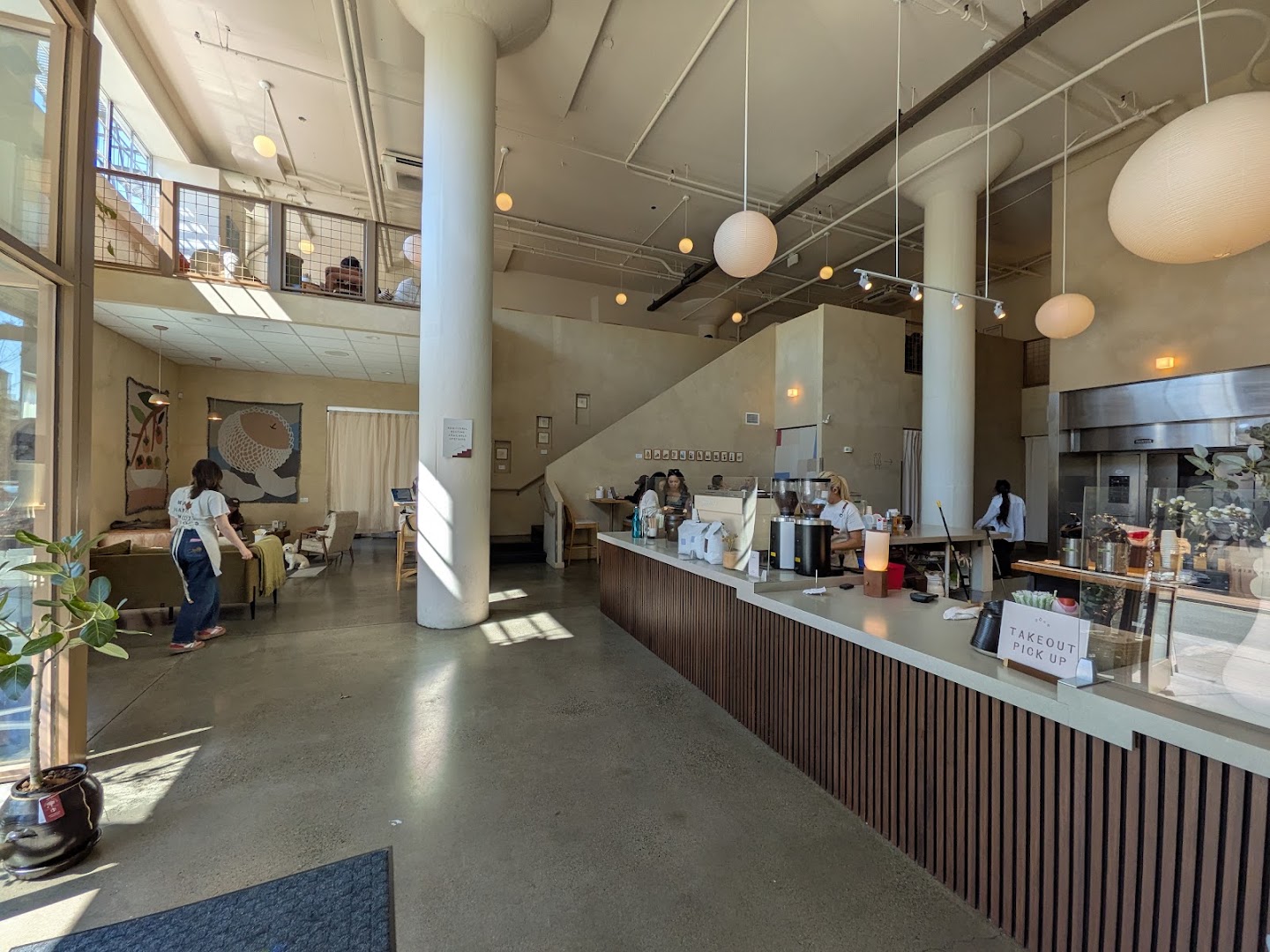 Sohn: clear, professional interior shot