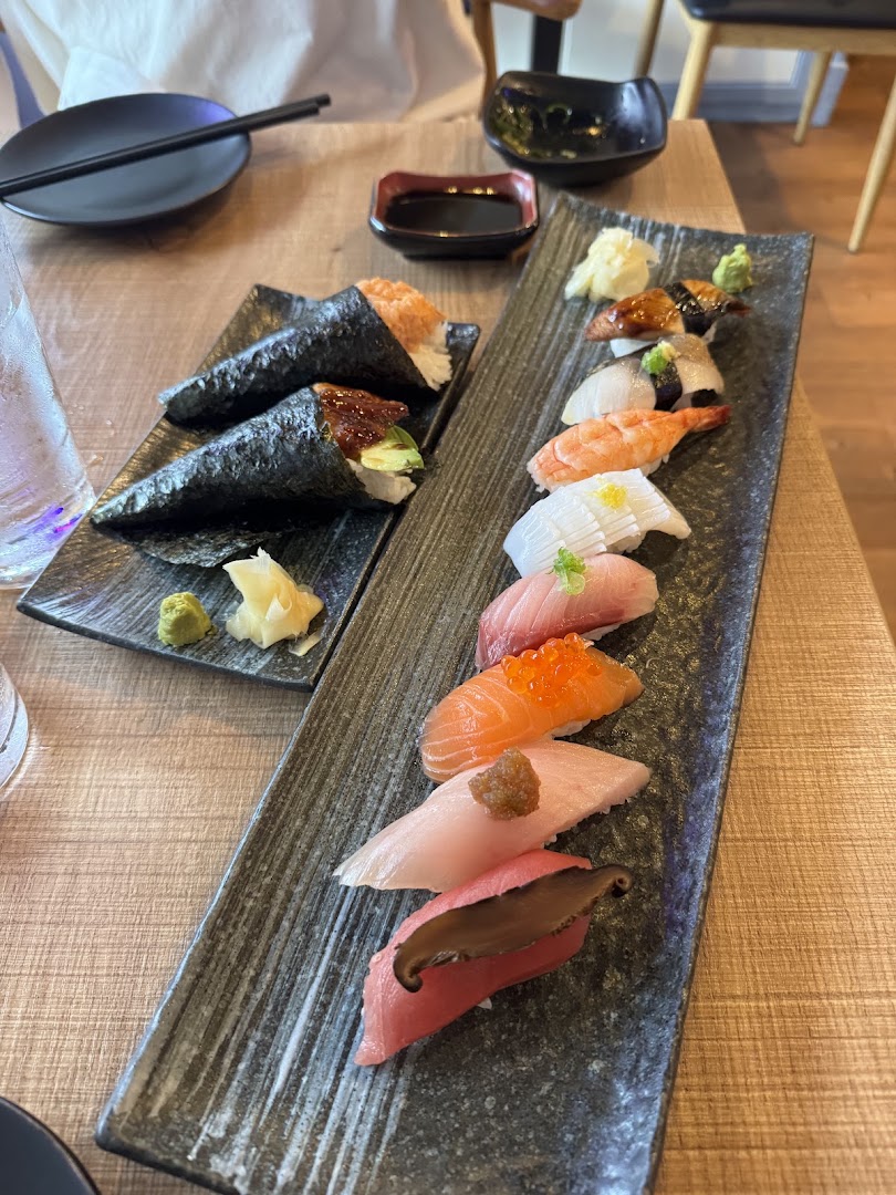 Sushi Daisuki: high quality appetizing sushi photo