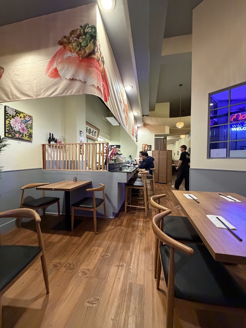 Sushi Daisuki: clear, inviting interior restaurant shot