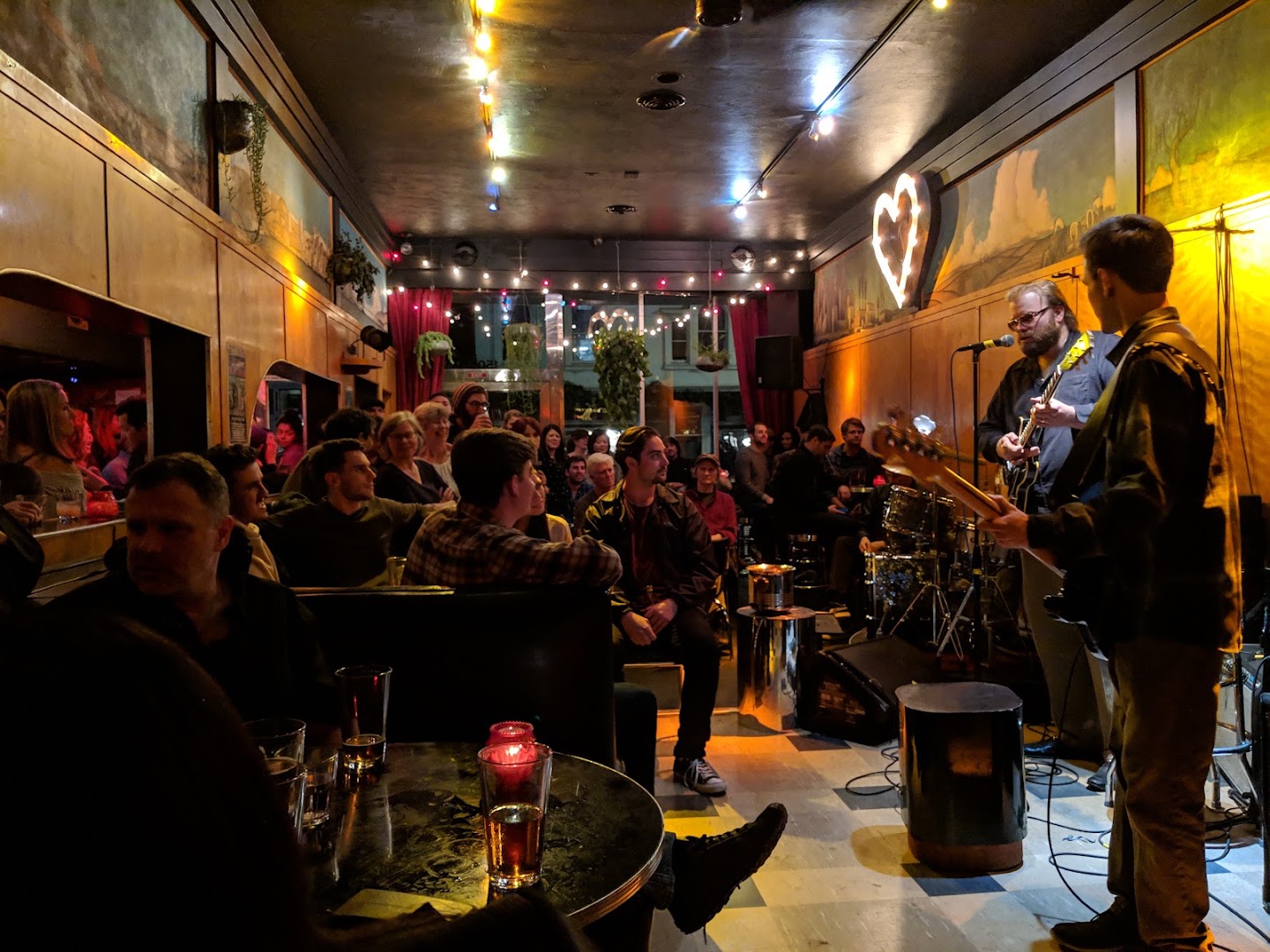 The DeLuxe: vibrant live music atmosphere
