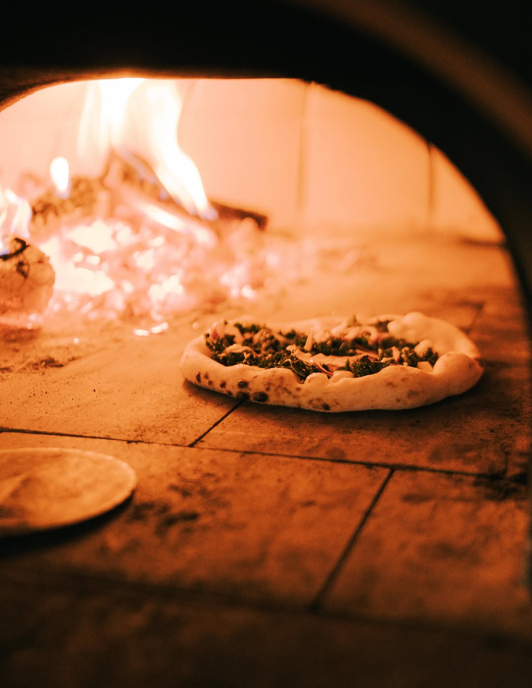 Tender Fire Kitchen: appealing photo of pizza cooking