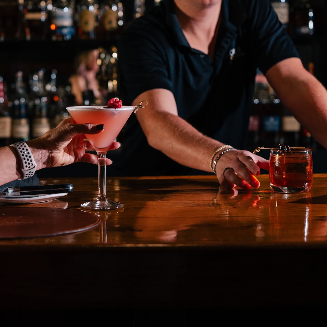 Bowdie's Chophouse: professional shot of bar service