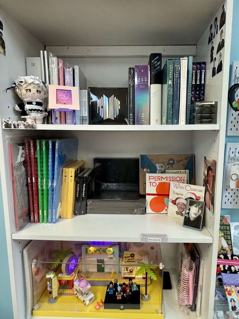 Mic Drop K-Pop Shop: clear display of shop products