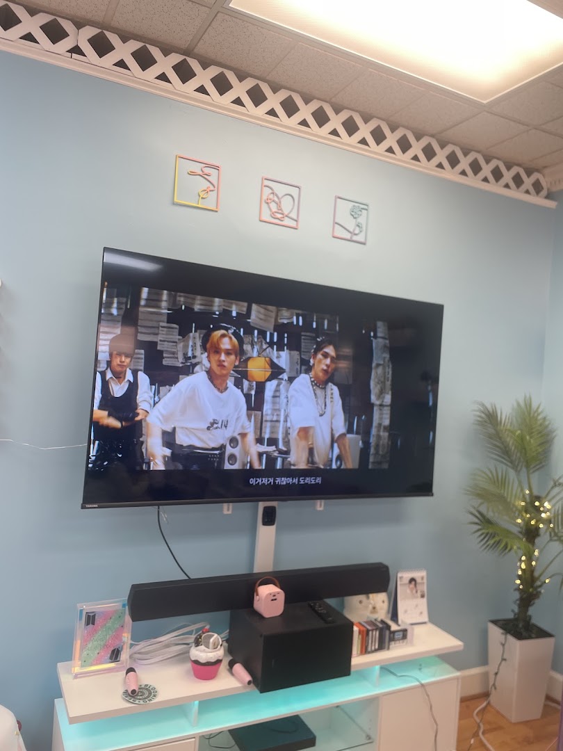 Mic Drop K-Pop Shop: shop interior and atmosphere