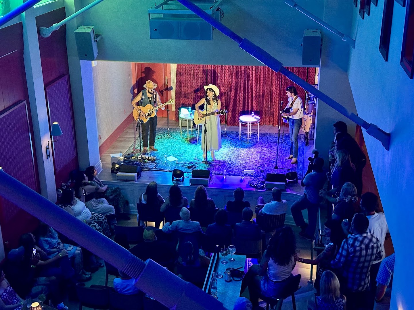 Nickel & Oak Lounge: live music atmosphere well