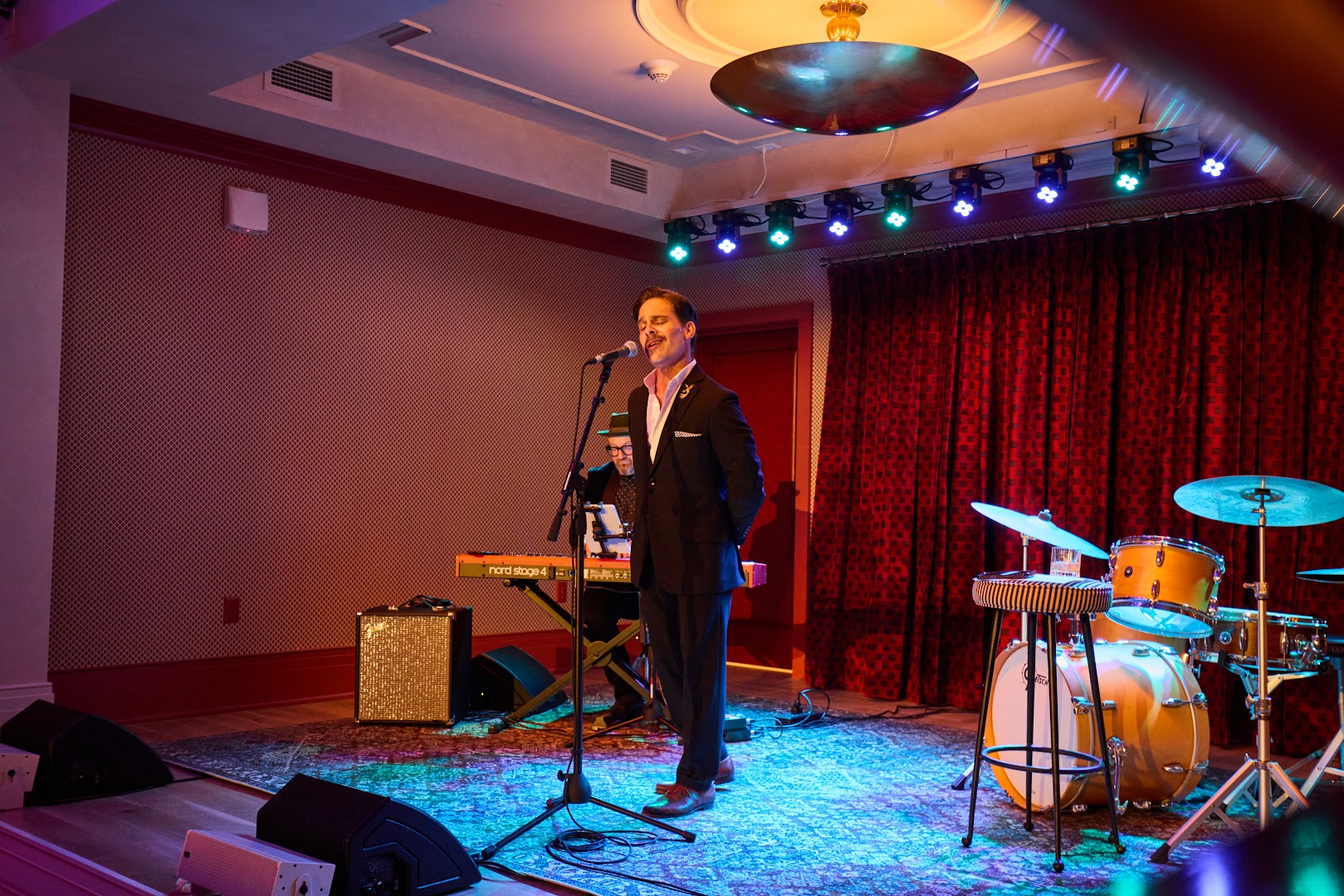Nickel & Oak Lounge: live music atmosphere well