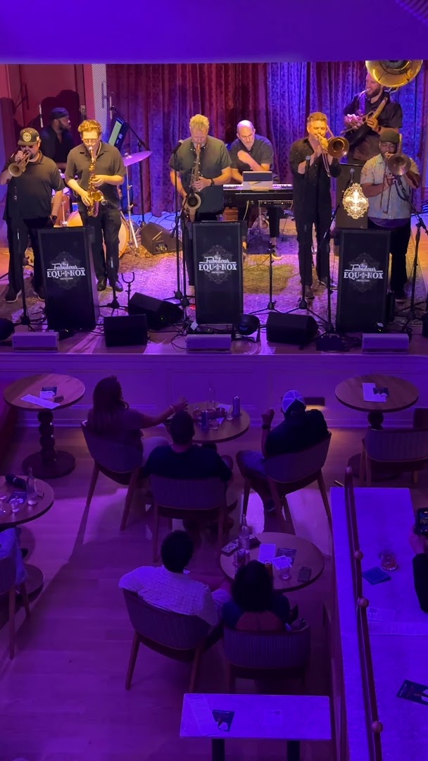 Nickel & Oak Lounge: live music venue atmosphere