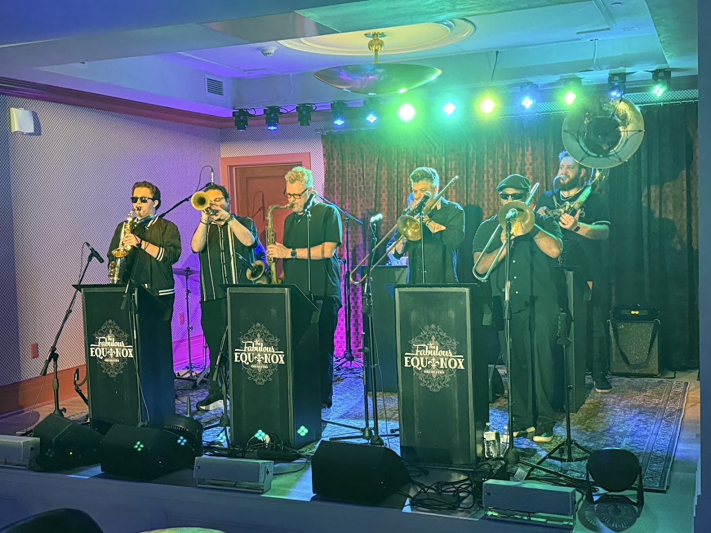 Nickel & Oak Lounge: live music atmosphere well