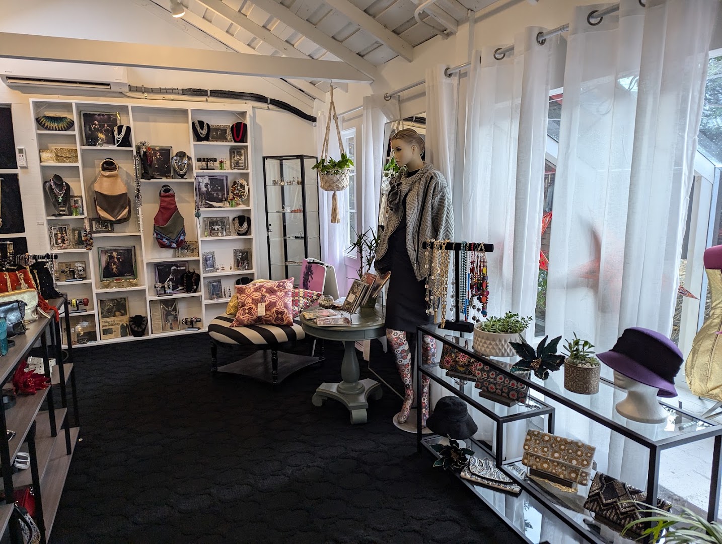 Atelier Gutweis: clear shop interior and products