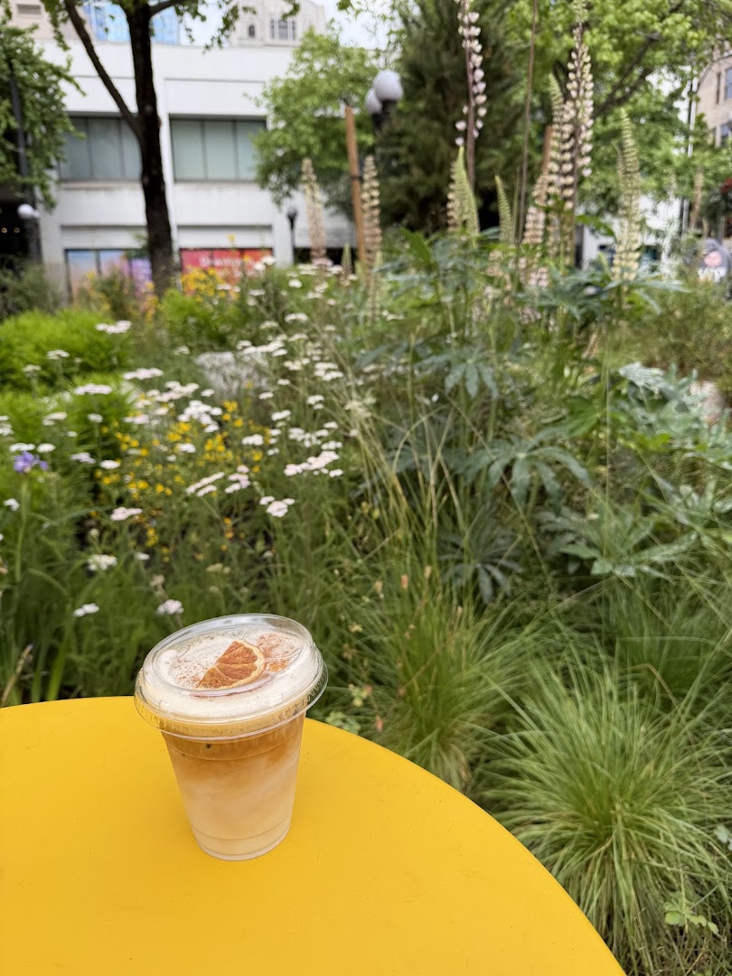 Bonito En El Parque: appealing drink in outdoor setting