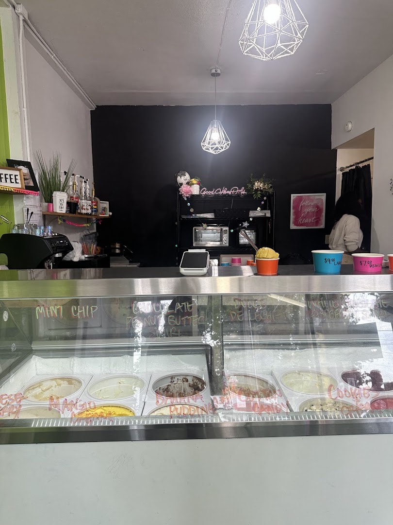 Creamy Cone Cafe: clear view of shop interior
