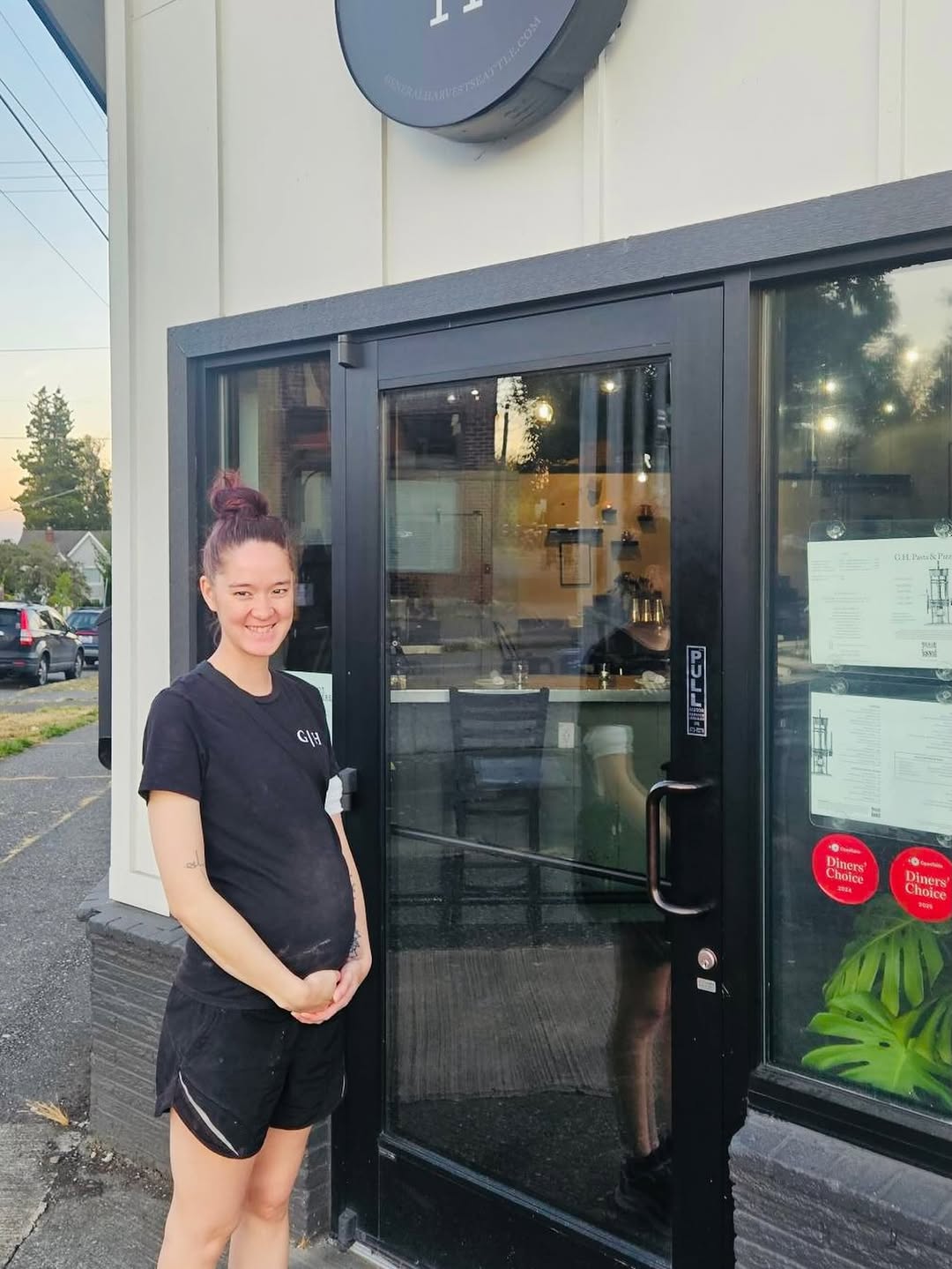 GH Pasta & Pizza: friendly staff member at entrance
