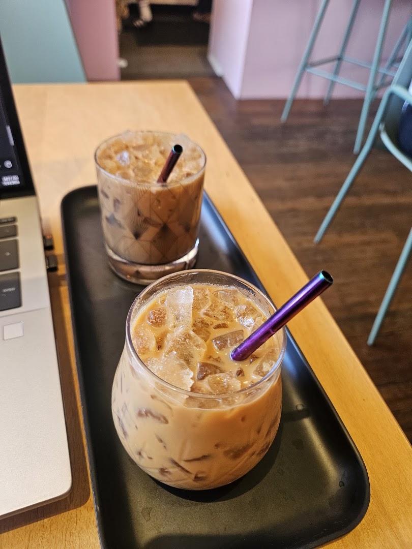 Gloom Coffee Bar: appetizing photo of coffee drinks