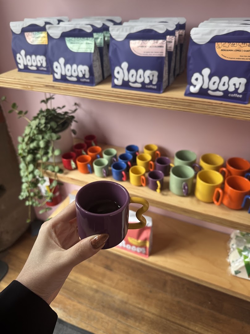 Gloom Coffee Bar: attractive, clear, branded coffee shop