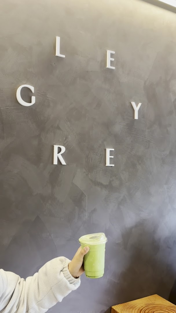 Le Grey Tea Co.: clean aesthetic and brand signage